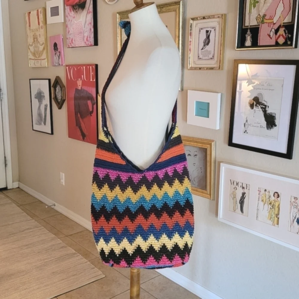 Vintage 70's Zig Zag Multi-color Woven Crossbody Hobo Bag‎